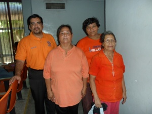 Madres de familia apoyando la Equidad de Género en la actividad #25deNaranja