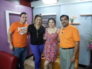 Floor Manager de "Ellas al aire", Samantha López, Víctor Flint Flores Hernández y Michelle Quintero