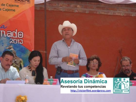 Prof. Juan Silverio Jaime León comentando la Danza del Venado Yaqui.