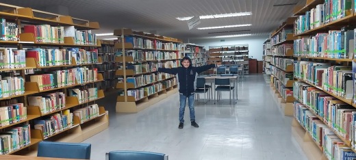 Niño en Biblioteca